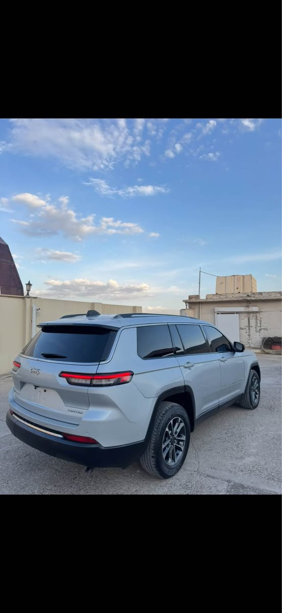 ‏‎جيب كراند شيروكي LIMITITID.L موديل : 2023
السعر :225 
اللوان : سلفر 
عداد المسافة :22 الف كم 
حجم المحرك : 3.6L V6 (6.سلندر)
السياره وارد أمريكي  ✅
ملاحطة السيارة : 3 قطعة  صبغ  و شبر  بل سقف صبغ فقط و اثنين مكان PDR بدون  نقطه دواخل 
سياره بچم كبس بدون دواخل 
شاصى+ لغد + بطانه+ راديتر + تكم + رادار  كله مكفول ✅ 
‏‎
المواصفات : 𝐋𝐈𝐌𝐈𝐓𝐄𝐃.𝐋
‏‎
فــول فــول مواصــفــات 1/1 ماعاد فتحه 

دةبل اكسل : 𝟒𝐱𝟒
كيج الكتروني
ابواب بصمة 
‎بصمة تشغيل 
تشغيل عن بعد(𝐑𝐞𝐦𝐨𝐭𝐞 𝐒𝐭𝐚𝐫𝐭)
خمس كاميرات  360 درجه 
اوتو پارك 
شاشة دشبول ديجيتال
شحن وايرليس
اوتو ستارت(𝐀𝐮𝐭𝐨 𝐒𝐭𝐚𝐫𝐝)
 اوتو ستوب(𝐀𝐮𝐭𝐨 𝐒𝐭𝐨𝐩) 
‎رادار امامي ( تحديد مسار )
‎رادار جانبي  ( نقاط عمياء )
‎رادار خلفي ( التحذير من الاصطدام )
‎حساسات امامي
‎حساسات جانبي 
‎حساسات خلفي 
كشنات جلد 
‎كشنات كهربائي
‎كشنات خزن+ميموري 
‎كشنات تبريد
‎كشنات تدفئة
تحكمات اسيرين
‎استيرن تدفئة
‎تبريد لمس
‎تبريد مركزي
 ‎صندوق شفط كهربائي 
لايتات 𝐋𝐞𝐝 عدسة زينون
بلوجكتوات 𝐋𝐞𝐝 
بكلايتات 𝐋𝐞𝐝 
‎ويل كروم
 
وبعد هواية مواصفات…
‏‎تفاصيل اكثر الاتصال علی ارقام التاليه 

‏ WhatsApp - Vibir 
***********☎️‏‎

عنوان📍عقره اكر, نينوى
