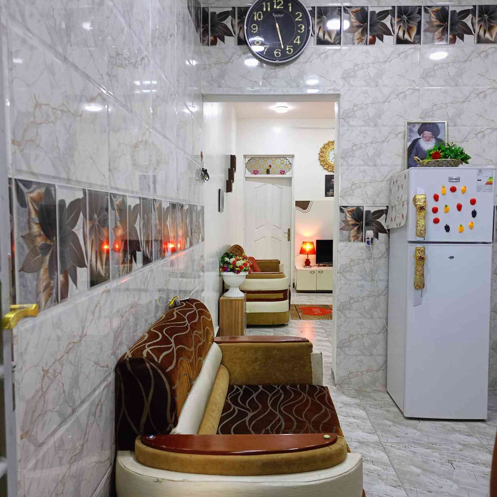 السلام عليكم.... دار للبيع في الكوفه المساحه ١٤٠ متر يحتوي على غرفه ومطبخ واستقبال وصاله وصحيات داخليه و خارجيه البناء طابوق الأساس صب والسقف صب.. 
العنوان الكوفه خلف مسجد السهله شارع معمل الدبس فرع الامام الرضا السعر ٤٧ وبي مجال ... 
الاتصال على الرقم *********** يوجد واتساب
