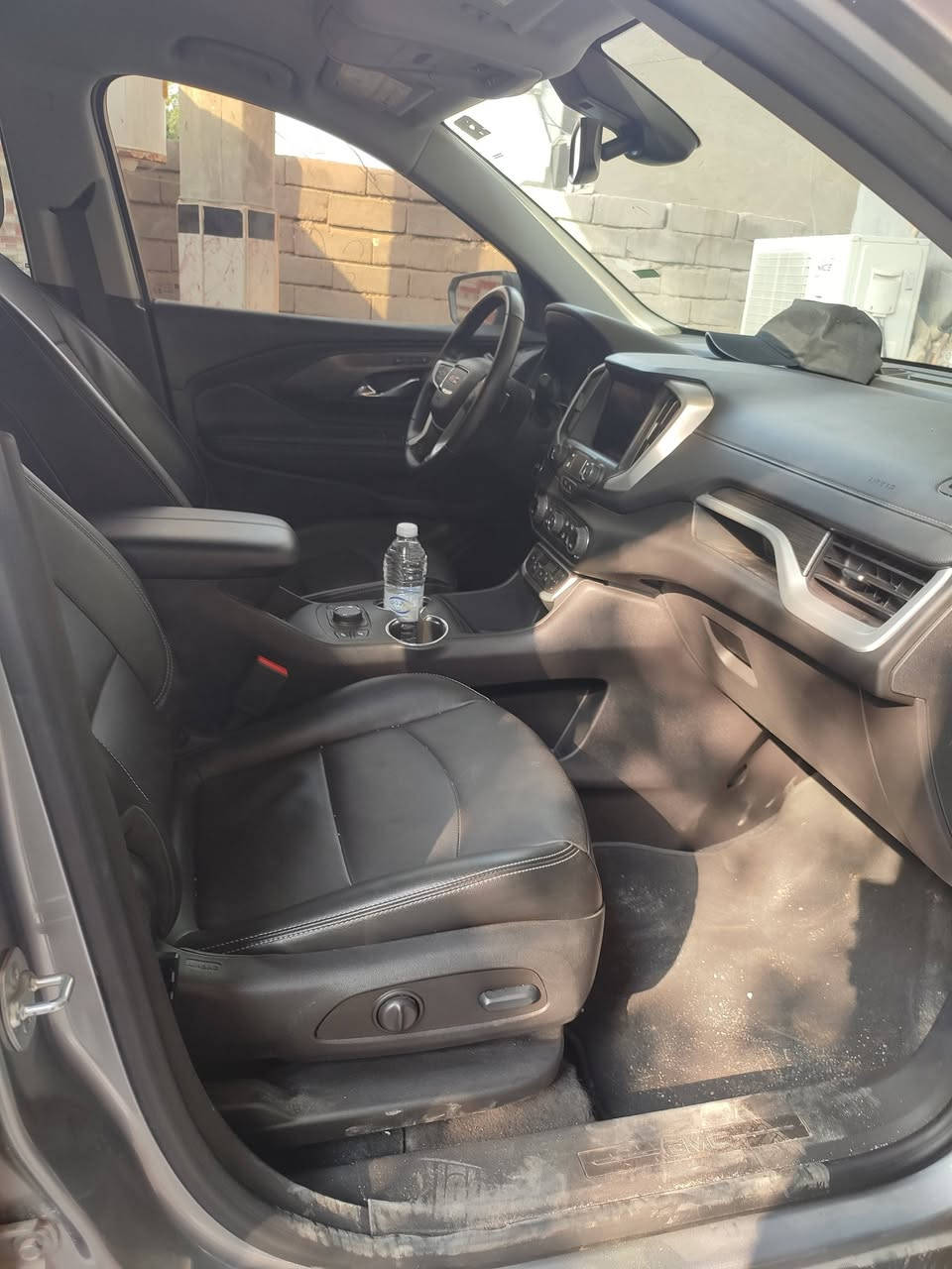 جمسي تيران ​الموديل: 2024 (أحدث جيل). تترقم جميع المحفظات معدا الاقليم 
​الفئة: SLT (كامل مواصفات ما عدا الفتحة).
​المحرك: 1.5L Turbo (قوي واقتصادي جداً بالوقود).
​ناقل الحركة: أوتوماتيك 9 سرعات.
​المواصفات الداخلية والترفيه:
​المقاعد: جلد فاخر (Perforated Leather) مع تطريز مميز.
​التحكم: كراسي كهرباء (8 اتجاهات) مع ذاكرة خزن لوضعيات القيادة.
​التدفئة: تدفئة للمقاعد الأمامية وللمقود (ستيرنج).
​الشاشة: شاشة كبيرة 8 إنش تدعم Apple CarPlay و Android Auto (لاسلكياً).
​النظام الصوتي: نظام Bose العالمي بـ 7 سماعات (صوت نقي جداً).
​التكييف: مناخ مزدوج (تحكم منفصل للسائق والراكب).
​الأنظمة التقنية والأمان:
​التشغيل: بصمة وتشغيل عن بُعد.
​الصندوق: باب خلفي كهربائي (يفتح بحركة القدم - Hands-free).
​الأمان: رادار تصادم، نظام الحفاظ على المسار، تنبيه النقاط العمياء، وكاميرا خلفية عالية الدقة.
​الإضاءة: LED بالكامل (تصميم GMC المميز).
​تحديد مسار 
سياقة ذاتيه 
وبعد بيها مواصفات ما ذاكرها 
الحادث خفيف بنيد فقط راجع عل بارد  صورة الحادث مرفقه مع الصور 
​للتواصل والاستفسار:
​السعر: [ 185 ورقه ]
​رقم الهاتف: [***********]
​الموقع: [البصرة قرنه ثغر ]
