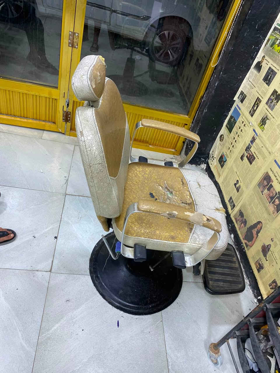 سلام عليكم جهاز بخار وجهاز شفط دهون وشفره وقناع وفرجه معدات تنضيف كامله سعرهن ٤٠قفل مابيهم مجال وكرسي حلاقه الجك ينزل وره ساعه سعره ٧٥ قفللل وعرباته سعره ٢٥ قفل قفل مكاني بصره ***********
