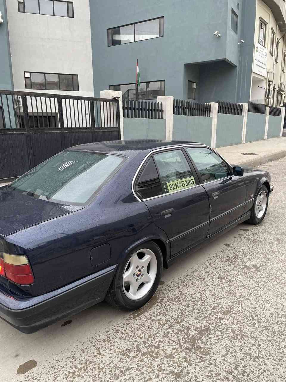 سڵاو .
bmw 525i
گێڕ تۆماتیک 
١٩٩٥ 
نیلی زۆر جوان 
سەیارەکە دەعمی نییە بەس ئەو قوپاویەی سنوقەکە 
ناوی زۆر تازەو جوانە 
داشبڵ کوشن بەرە دەرگا زۆر تازەیە 
هەموو گیانی ئیشەکات
دوو مکەبەرە زۆر شازی لەسەرە  
سپێر و جەگی بیلادی تیایە
تەبرید بە شەرتی سەهۆڵ 
گەرمی مەزبوت  
سەیارەکە ئارمی هەولێرە 
بەحاڵ بوخاری هەیە 
سعری ٤٤ گەڵاو مەعامەلە 
لە سلێمانیم  ***********
