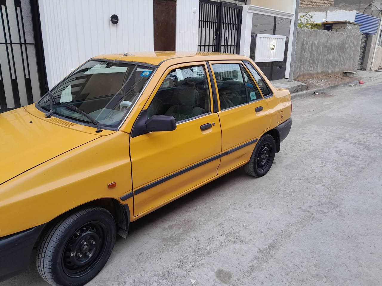 السلام عليكم سيارة سايبة للبيع موديل ٢٠١١ مصفره هيئة وغرامات داخله هزه مكينه وكير خير من الله تدفئة وتبريد شغالات سيارة بلاديه للاستفسار الاتصال على الرقم ***********
