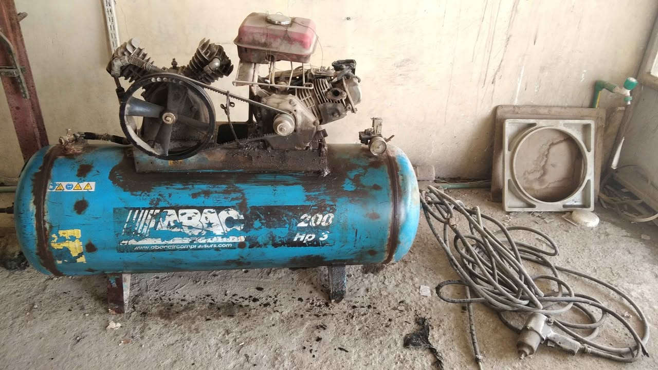 كنبريسر هواء ٢٠٠ لتر يطالي ابو الباج اصلي علفحص سعرههه ٣٠٠ وبيهه مجال حك الجيه *********** بغداد, العراق
