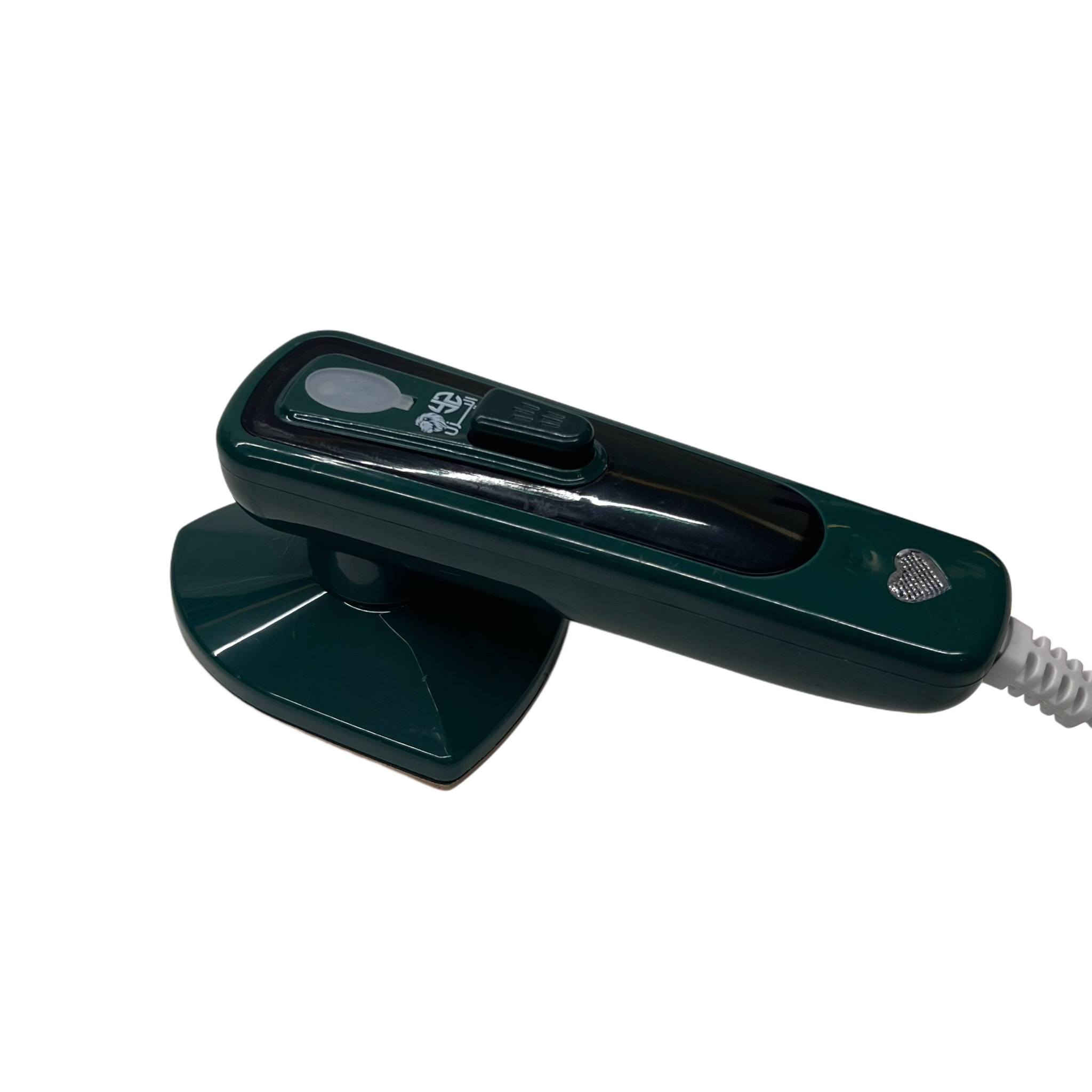 مكواة بخارية محمولة صغيرة "سيلفرز كريست" هي رفيقك المثالي للحصول على ملابس أنيقة أينما كنت.
يجمع بين الأداء القوي والتصميم المدمج ليمنحك تجربة كي سريعة ومريحة في المنزل أو أثناء السفر.

صغيرة ومريحة: بفضل تصميمها بحجم راحة اليد، يسهل حملها وتخزينها في حقيبة السفر أو حتى في الأدراج الصغيرة، مما يجعلها مثالية للرحلات والسفرات السريعة.

كي جاف ورطب: يمكن استخدامها للكي بالبخار أو الكي الجاف، مما يوفر المرونة اللازمة للتعامل مع مختلف أنواع الأقمشة.

لوح من التيتانيوم: تتميز بقاعدة كي كبيرة وناعمة مصنوعة من التيتانيوم، توفر توزيعًا متساويًا للحرارة وتنزلق بسلاسة على الأقمشة دون الإضرار بها.

مقبض مُصمم هندسيًا: المقبض المريح يضمن قبضة مريحة وتحكمًا سهلاً أثناء الاستخدام، مما يقلل من إجهاد اليد.

تسخين سريع: تسخن المكواة بسرعة، مما يوفر لك وقتًا ثمينًا عند الحاجة إلى كي مستعجل للملابس.

الجهد المقدر: 220 فولت

التردد المقدر: 50 هرتز

الطاقة المقدرة: 30 واط

هذه المكواة توفر حلول كي فعالة وعملية، وتضمن لك مظهرًا أنيقًا في أي وقت وبأقل جهد ممكن.


**إذا كنت صاحب هذا الإعلان وتريد حذفه لأي سبب، رجاءا أرسل رسالة إلى الدعم الفني**