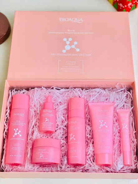 مجموعة العناية بالبشرة بالنيكوتيناميد من BIOAQUA (Nicotinamide Skin Gift Box). ✅💯

يحتوي الصندوق على مجموعة شاملة للعناية بالبشرة تتكون من 6 منتجات. ✅
المنتجات الستة هي: منظف رغوي، تونر، سيروم، لوشن، كريم للوجه، وكريم للعين. 💯
يهدف الاستخدام إلى تفتيح وتوحيد لون البشرة، مما يجعلها تبدو مشرقة ومتساوية. 
🎀يحتوي على مكونات مثل النياسيناميد (فيتامين B3) التي تساعد على تجديد البشرة وتغذيتها.🎀

لطلب واتساب *********** او ماسنجر 
سعر 25 وتوصيل مجاني لجميع المحافظات العراق 🇮🇶
لمدت يومين فقط
لا نتعامل بلتقليد
