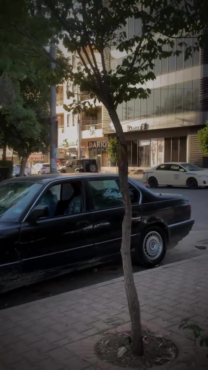 بسم الله الرحمن الرحيم
ئەو bmw  بۆ فرۆشتن یەک عەیبی نییە چی شوێنی دورە پێی بکە  مەکینەی ٧٣٥ چرکەی تیا نییە ئاڕمی پلاستیکی دهۆکە یەک ڕەقەمی خەڵەت نییە پێش پانە سەیارەیەکی تونوتۆڵە زەروری پارەم ئەڵێم بە ٢٠ گەڵاو تۆزێ معامەلە 🖤***********

