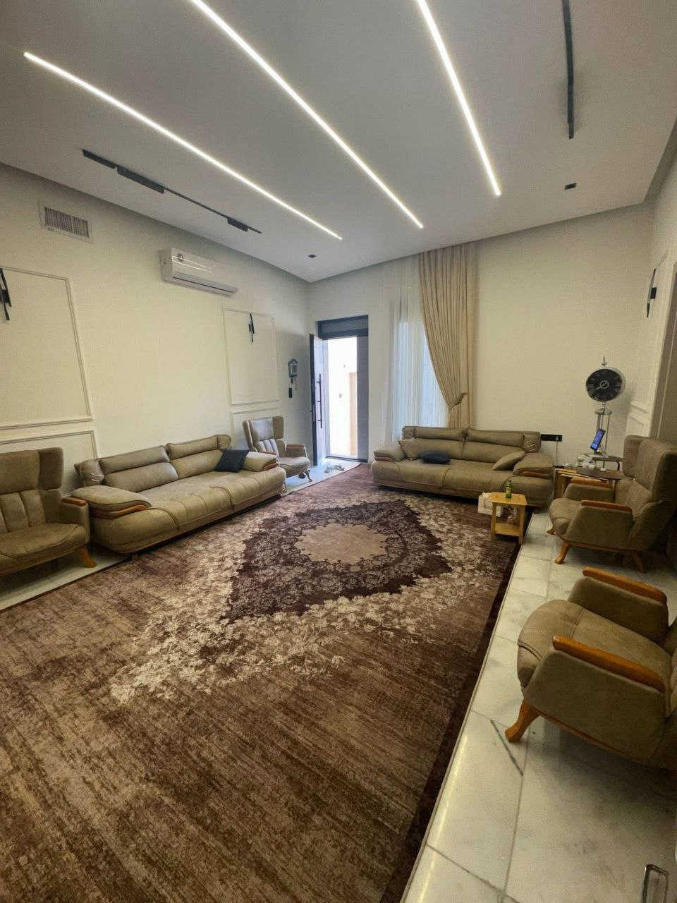 للبيع دار سكن بناء حديث درجة اولى 🏦

المساحة 300م 📏 واجهة 10 * نزال 30

📍 زيونة محلة 716 موقع سكني هادئ ومميز

يحتوي الطابق الأرضي على (كراج وحديقة ومطبخ حار/بارد واستقبال حولي كبير وغرفتين ماستر وخدمات) اما الطابق الاول (4 غرف ماستر وحولي وخدمات)

لمزيد من الاستفسارات مراسلة الصفحة او التواصل على الرقم الآتي:

☎️ *********** / شركة الجوهرة 💎

او زيارة موقع الشركة الكائن في:

📍 زيونة - محلة 710 - شارع القاعة الملكية - مقابل جسر الأمانة

🔍الشركة مجازة رسمياً من غرفة تجارة بغداد - إستثمر بأمان 🔎

📝 نستقبل كافة طلباتكم وعروضكم وعلى مدار الساعة ⏱️

"اتصل بالجوهرة والي تريده تبشره"💎
