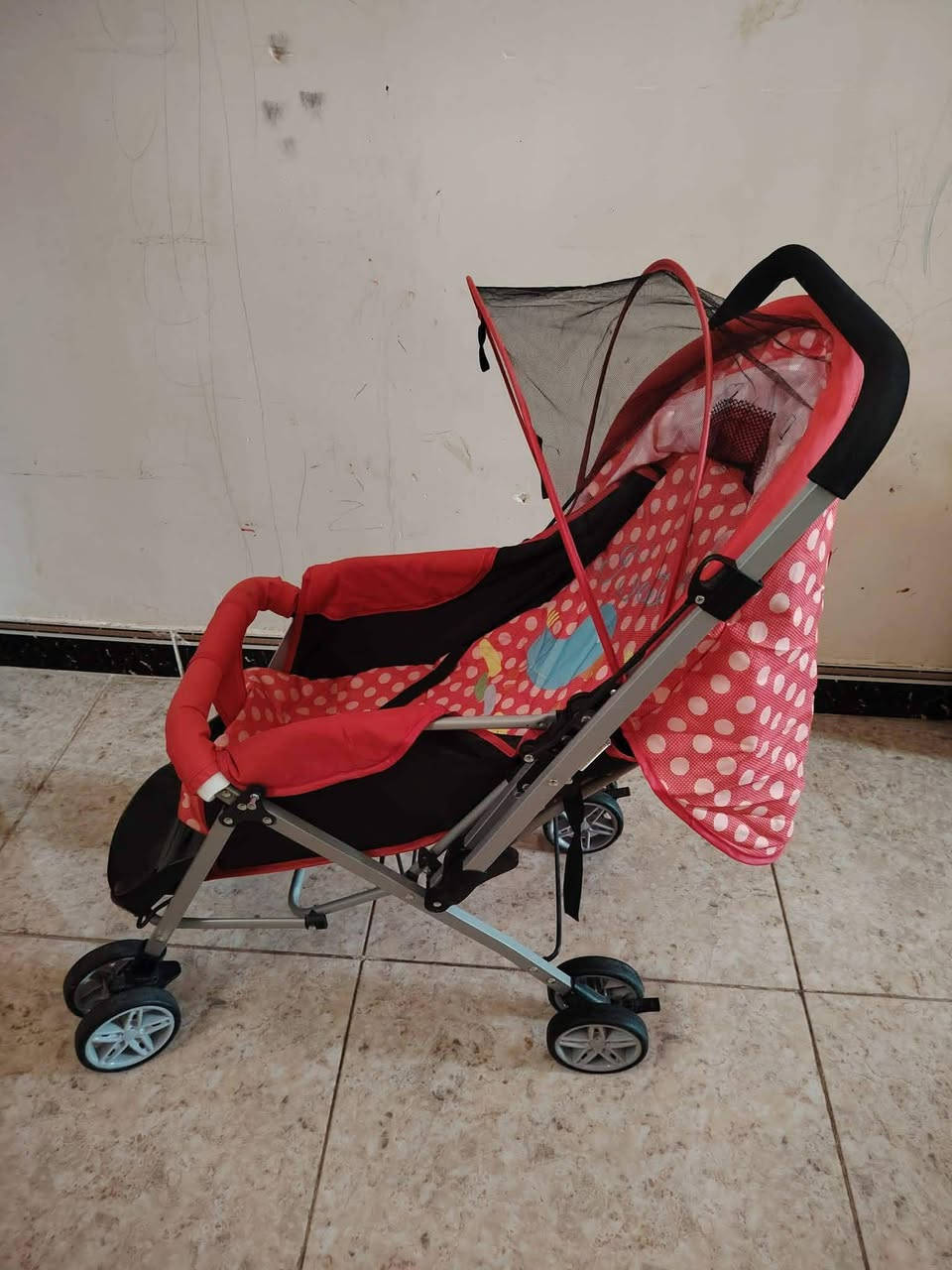 للبيع ثلاجه شرط النظافه 100%% وعربانه مال اطفال جديده 
السعر 140 الف وبيهن مجال ❤️‍🩹الاتصال ***********
