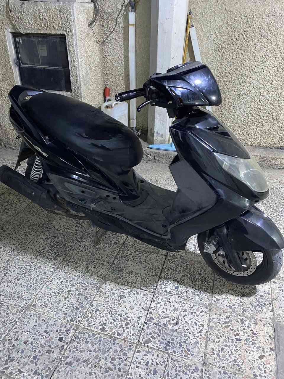 السلام عليكم 
دراجه للبيع النوع سكنس كوري محرك مفتوح كبريتر 
دراجه كامله مابيها أي نقص سلف مع هندر 
السعر 650 و بي مجال قليل
المكان البياع حي الإعلام
*********** و بي وتساب
