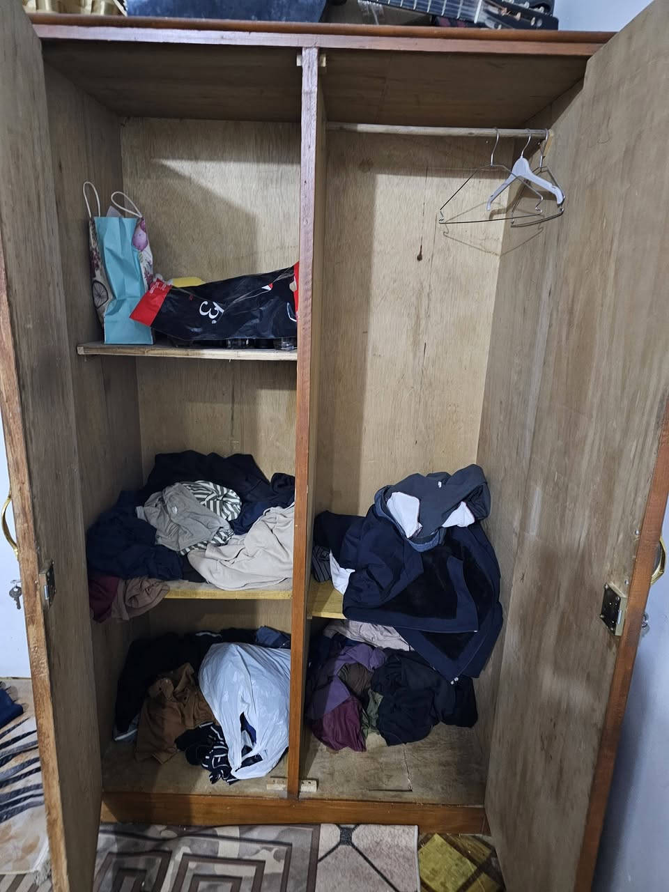 السلام عليكم للبيع بسعر مناسب
كنتور صاج عمل يدوي نظيف جدا وموجودة الاقفالة وياة بسعر ٧٥ الف بي فقط ملاحظة بسيطة 

ميز تواليت للبيع بسعر ١٥ الف يحتاجلة شوية ترتيب وصبغ يرجع جديد 

وتتوفر ايضا كومديات للبيع سعر الواحد بخمستالاف ذني باسعار رخيصة جدا ويتوفر ايضا ميز مكتبي حديد سعرة خمستالاف 

اذا حاب تشتري راسلني خاص او تواصل 
***********
