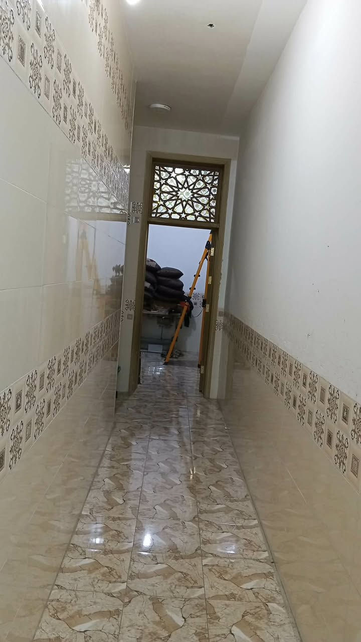 متوفر بيت قرب نادر ثانيه عل شارع عام يعني مركز مدينه  يبعد عن شارع ٢٠٠ متر بناء ٢٠٢١ مساحه ١٢٠ متر تتوفر يمه كامل خدمات ماء كهرباء مجاري تبليط عل اخير باسمي سند ٢٥ تحويل مباشر سعر ٧٣ وبي مجال 
للاستفسار 
***********
