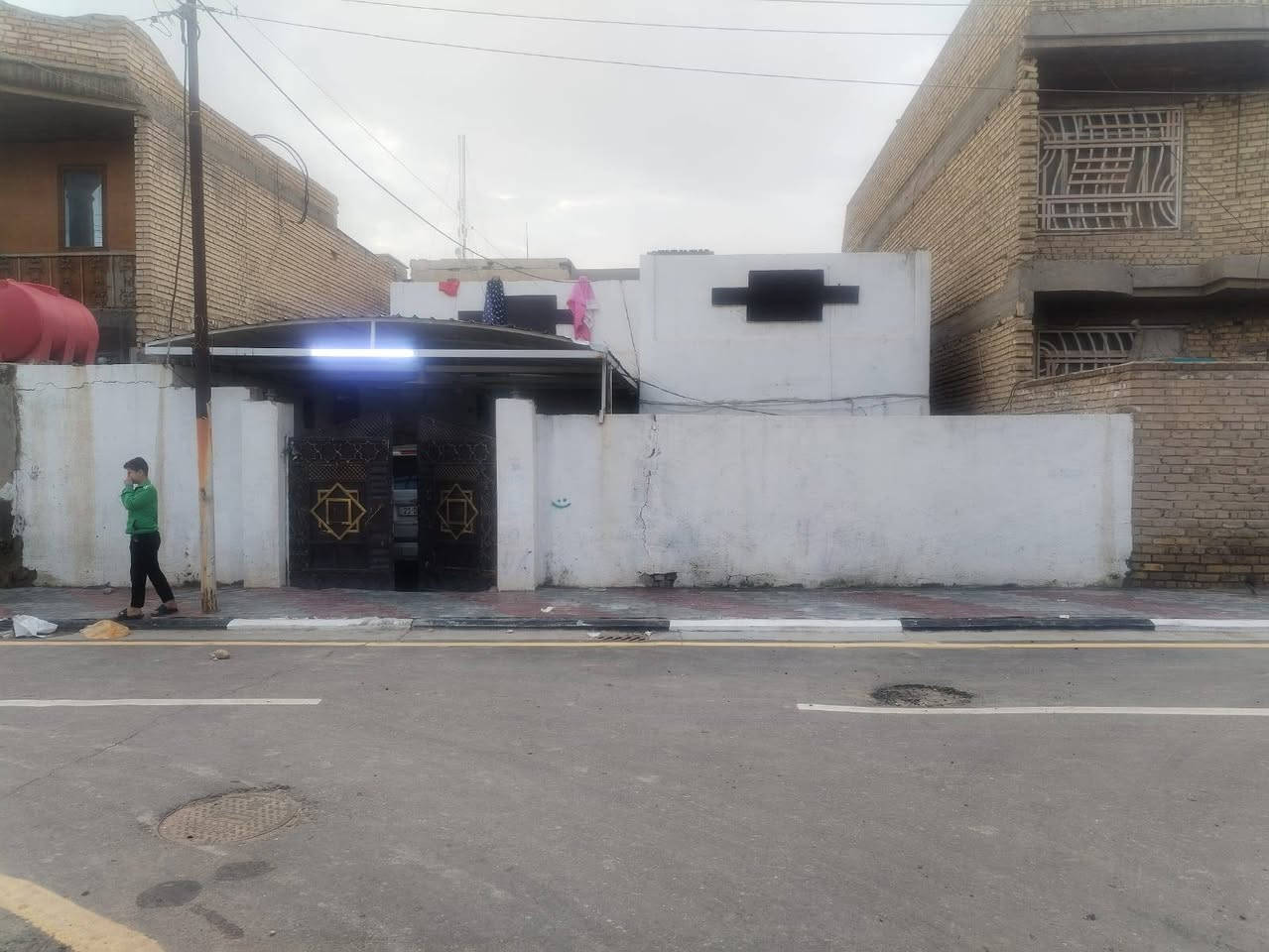 بيت طابو صرف خلف شارع الباشا شارع أبو دعاء المضمد طوريج أم الهوى المساحه 250متر يتكون غرفتين نوم 5x4 وصالة وصحيات داخلية وخارجية ومطبخ واستقبال وكما موضح بالفيديو *********** (.     ***********
