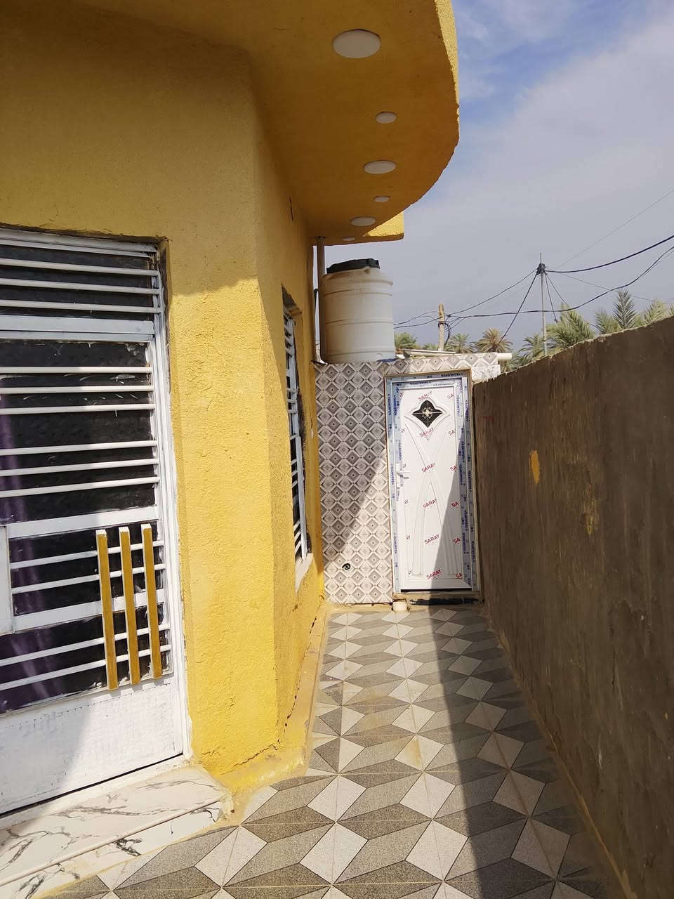 بيت للبيع يحتوي على غرفتين نوم وصاله ومطبغ ومضيف طابو زراعي البيت بناء حديث الصقف صب كونكريت الموقع خلف محطه الشيخ متواجد خاص ***********
