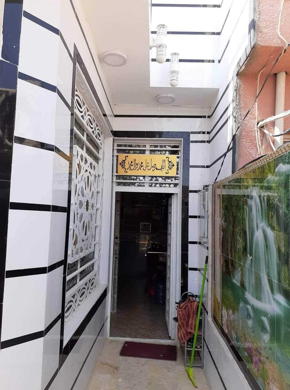 بيت للبيع مساحة 💯م في الكوفة حي ميسان يحتوي على طابقين الطابق الارضي غرفة وصالة واستقبال ومطبخ وصحيات داخلية وخارجية والطابق الاول غرفتين وصالة وصحيات الاساس والسقف صب كونكريت والبناء طابوك الارضية والجدران مرمر والسقوف جبسن بورد عمر البناء 6 سنوات السعر 130 وبي مجال 
 بيع او مراوس 
للاستفسار اكثر الاتصال على الارقام التالية 
***********
***********
او مراجعة مكتب الحسيني للعقار في حي ميسان الشريط قرب شارع عودة النجف, العراق

