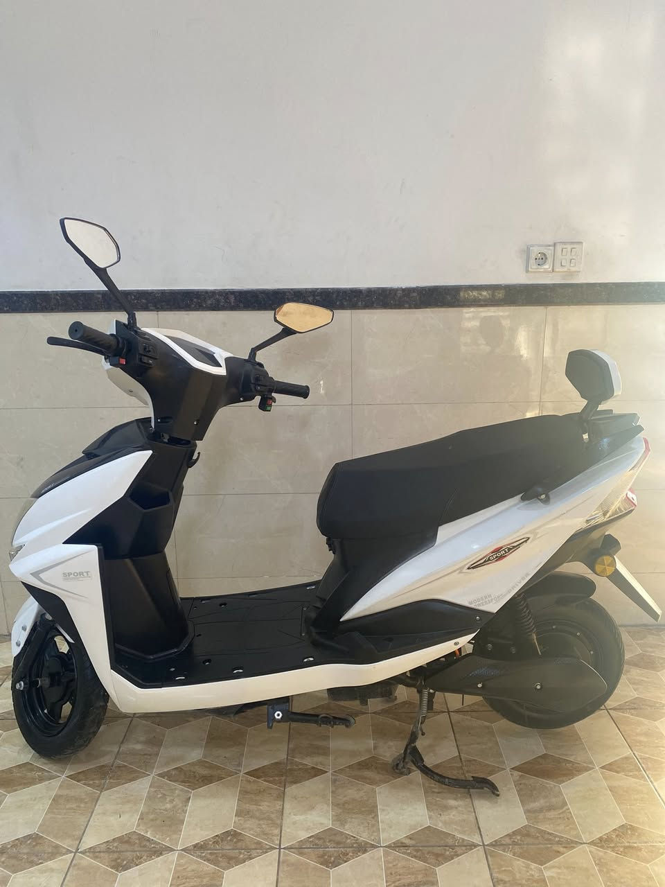 السلام عليكم خواتي عندي هاي الدراجه لبيع 
الانوع سكنس نثياه 
بطاريات 🔋 5️⃣
السرعه 99 حقيقي 70
نضام بارك 
نضام R
دبل إشاره
مكاني الموصل  
والدراجه كلها شغالا مابيها اي شي 
والاستفسار والسعر على هاذا الرقم ***********
