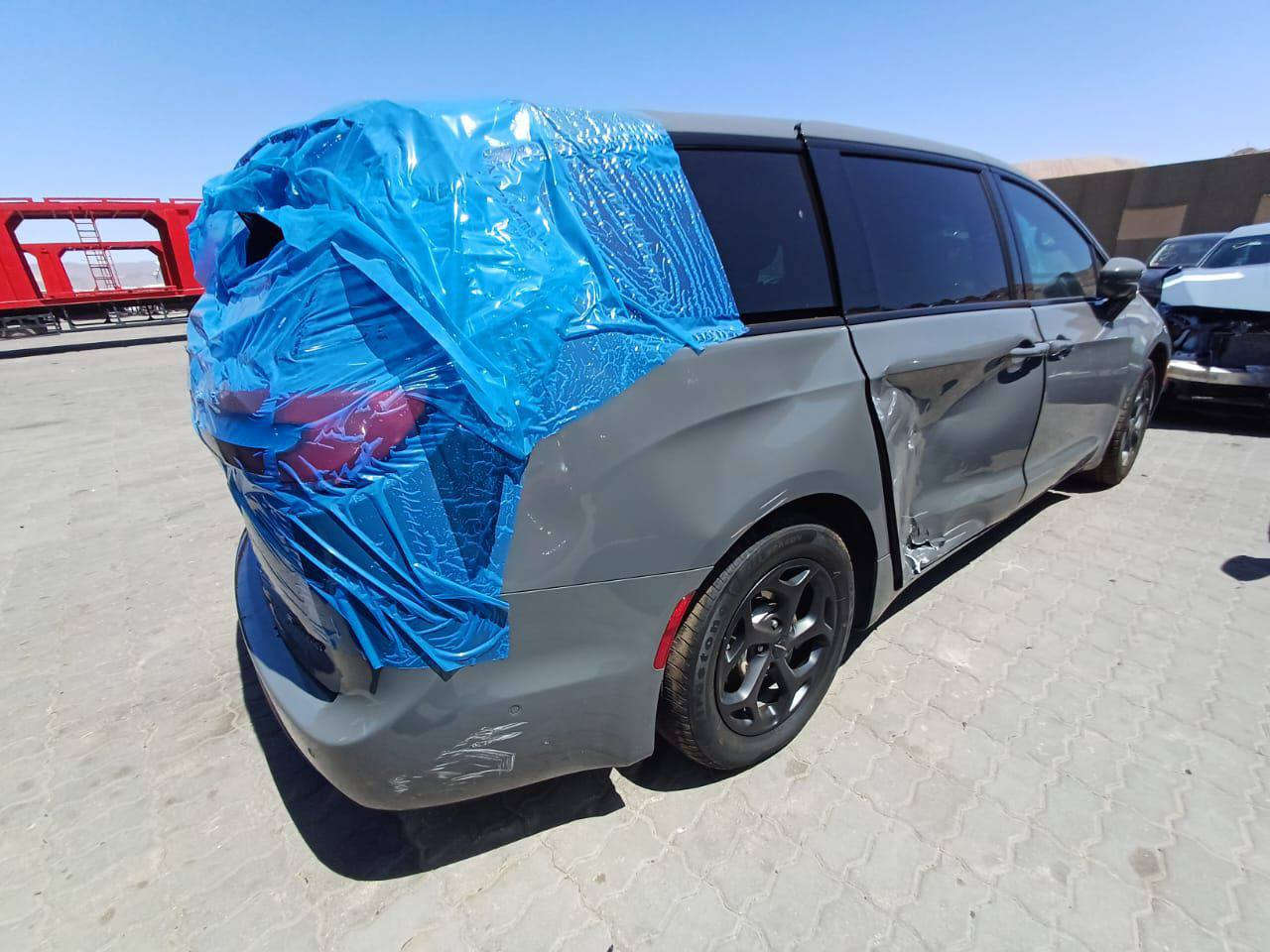 كرايسلر باسفيكا ٢٠٢٢ S هايبرد فول مواصفات vib سياحي ثلاث انضمة وارد امريكي حادث باب جنطة وباب سلايد يمين استيراد خاص ماشية ١٠٥ الف ميل شاشات كامرات داخلية وخارجية تشغيل عن بعد وبيهة مواصفات كلش هواية وعالية صور الحادث بأمريكا وهنا بعد التصليح السعر ٢٤٥٠٠ وبيها مجال بغداد الدورة  ***********
