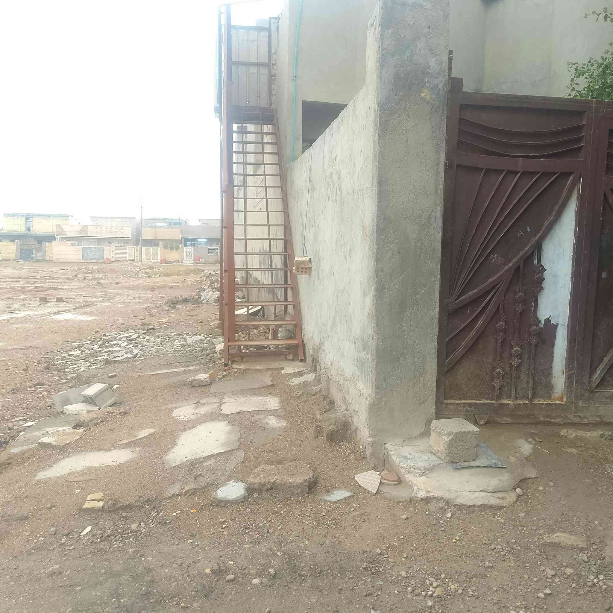 🌹ياالله 🌹
دار طابقين 180م (قرار 117) 🔴الطابق الاول يحتوي ع غرفتين نوم +ستقبال+كراج +حديقه +منور +مطبخ +صحيات +صاله +درج داخلي 

🟣الطابق الثاني يحتوي على غرفتين نوم +صاله+صحيات حمام +درج خارجي 

  طابقين كامل مكمل  العنوان :(الورديه حي الرسول ). السعر 75وقابل للتفاوض 
للاستفسار:📞***********ابو حمزه
