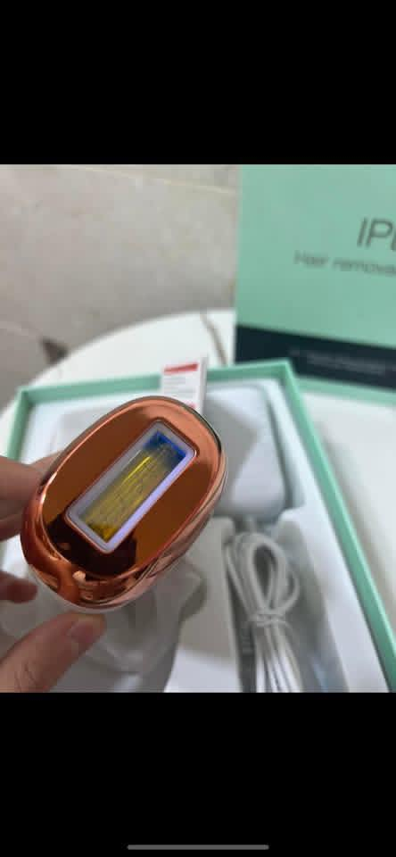 ليزر منزلي بي مليون ضربه 

يظهر في الصورة جهاز IPL لإزالة الشعر في المنزل. 
محتويات العلبة:
جهاز الليزر (Epilator): لإزالة الشعر من الجسم والوجه.
شاحن/محول طاقة: لتشغيل الجهاز.
دليل التعليمات: للاستخدام الآمن. 
مميزات عامة لأجهزة مماثلة:
تقنية التبريد: تحافظ على البشرة وتوفر الراحة أثناء الاستخدام.
مستويات طاقة متعددة: لتناسب مختلف أنواع البشرة.


**إذا كنت صاحب هذا الإعلان وتريد حذفه لأي سبب، رجاءا أرسل رسالة إلى الدعم الفني**