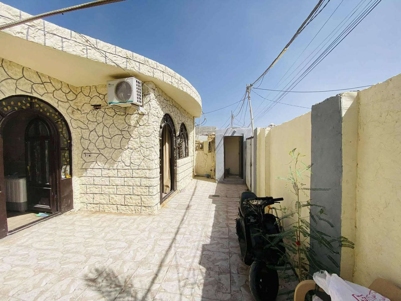 بيت المساحه ١٩٠مْ كونكريت مسلح يحتوي على استقبال ٦*٤.٥ وغرفة٦*٤ ومطبخ ٦*٤ وصالة ٥*٥  ، أرضية مرمر ويحتوي على گراج مطبگ بالكاشي بناء طابوق سطح شتايگر  بناء البيت درجة أولى 
العنوان البراكية /شارع المطار القديم /قرب أسواق الأمير 
للأستفسار ***********،أو ***********
