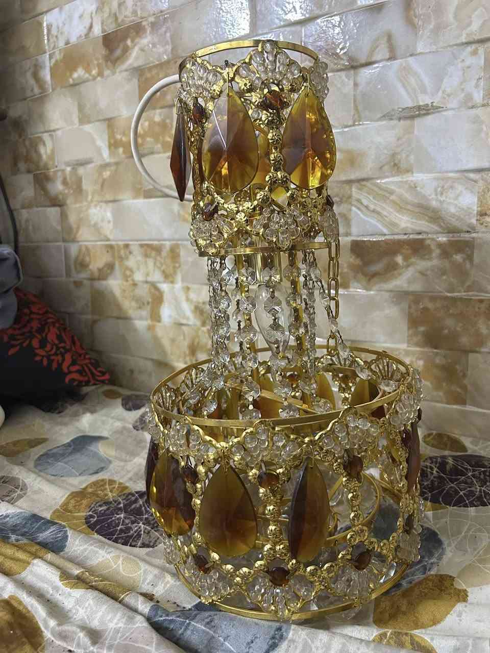 ثريه كلاسيك اللون ذهبي عدد ٣ اثنين منها صغار وحده كبيره السعر للواحده ١٠٠ وبيها مجال ***********
