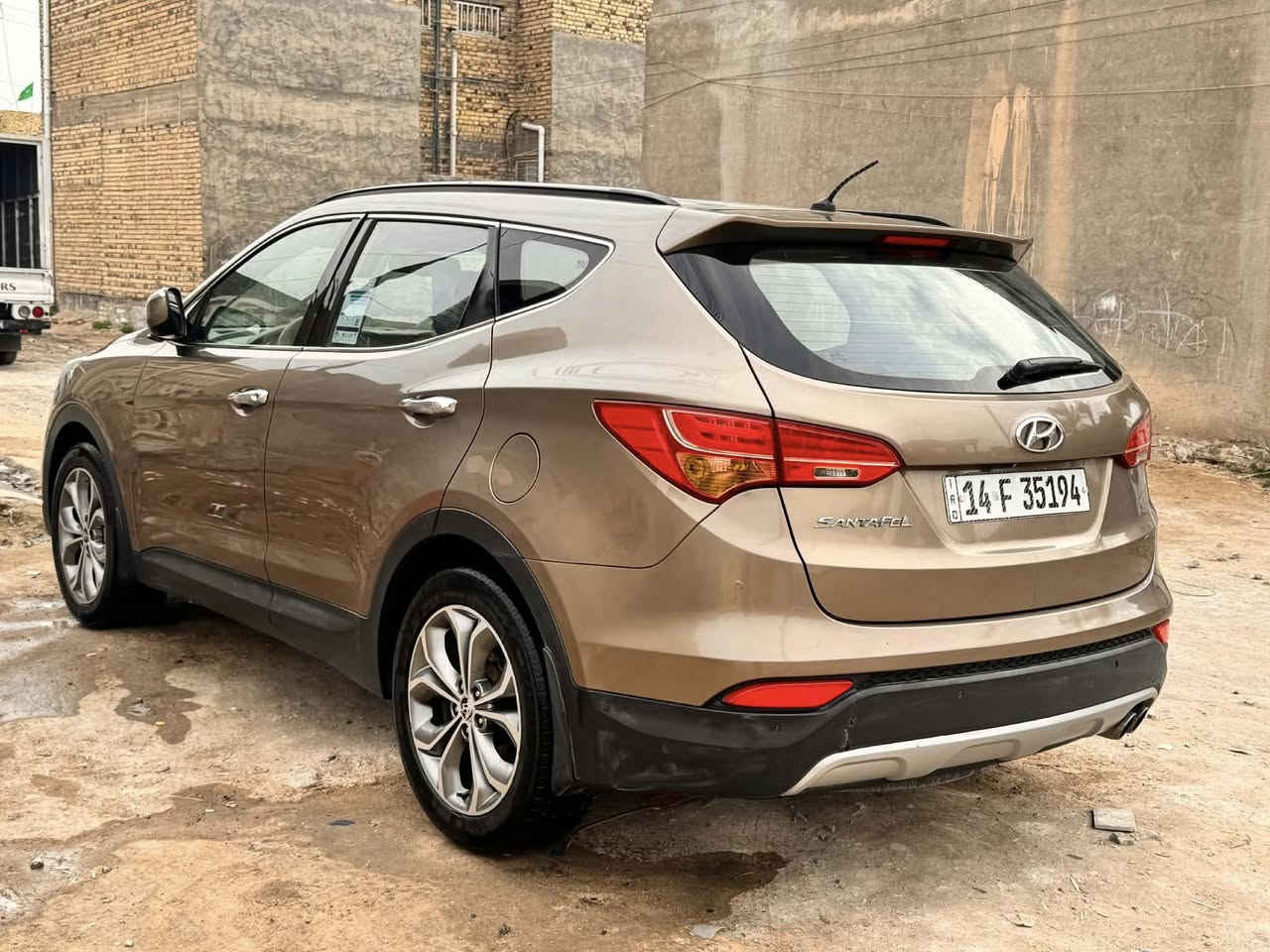 السلام عليكم  سنتافي 2013كفاله عامه من الضربه والصبغ والفتح  عد بارد بلجاملغ الخلفي كد شبر  مكينه 2400 كير ومكينه   وتبريد وحداده كفاله   موصفات. 7 راكب. 3قطع تبريد   مري شفط اشاير بلمري  سستم صوت  داخل الونين  سياره جديده كلش ومال جنيان  سعرها ١٤٥مكاني. حله ابو غرق ***********
