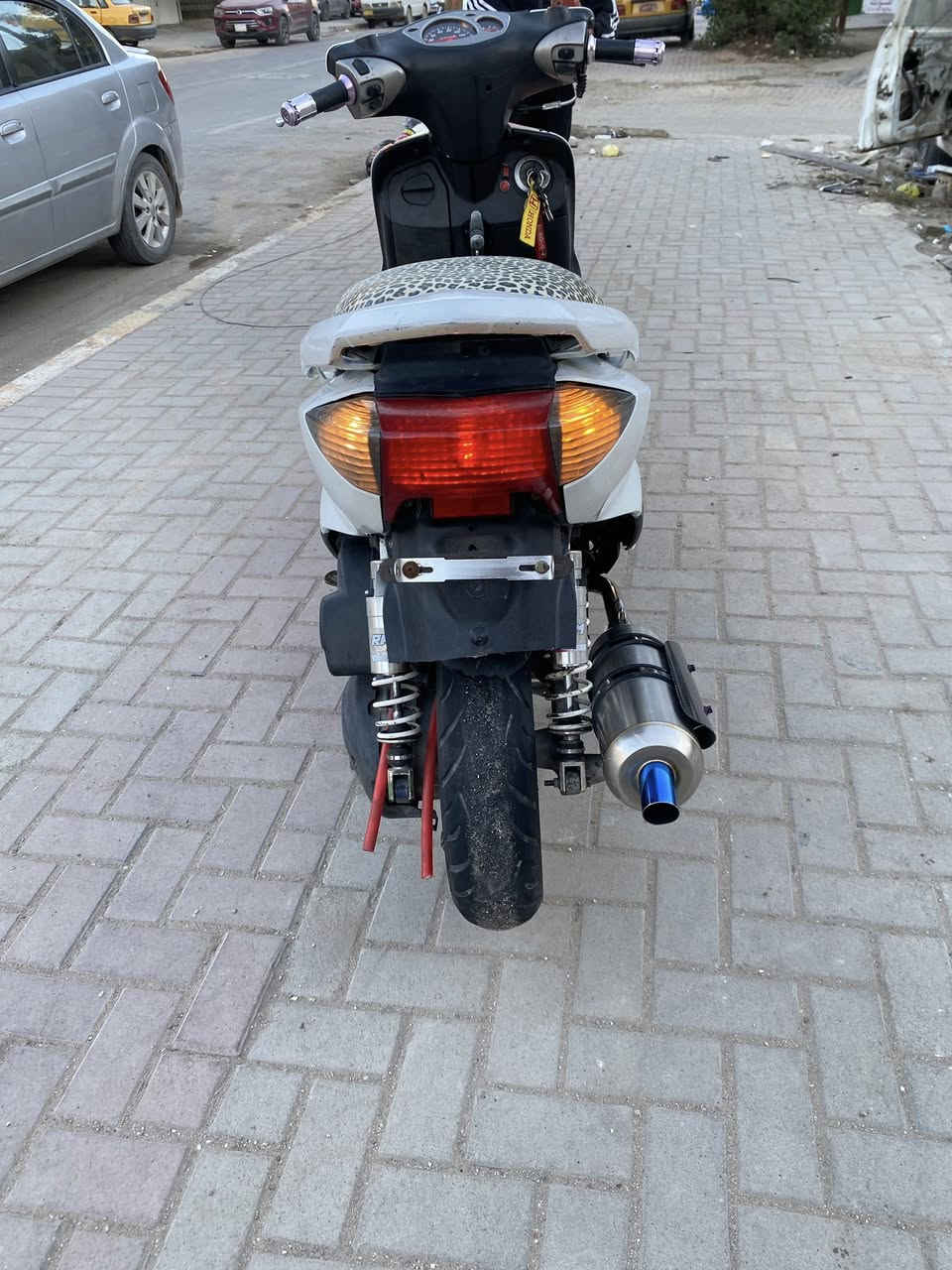 السلام عليكم سكنس نثيه ياباني دراجه مكفوله كفاله عامه دراجه بيها صدر وفج وصينيه وملقط يدات بانزين وبريك وبيها كلجات  دبلات وهاوزن وسلف ودبلات خلفي طستهن ناعمه صالنصه بوري عدل بس صالنصه سعرها ١٥٠  بيها كابريتر عكس وبيها كلوبات رياضي  وبراغي رياضي شلعه معدل تخبل الدراجه نكره سلف اذا مو نكره لتاخذها اي نقص مابيها دراجه  سعرها ٧٢٥ وبيها مجال رقمي *********** مكاني دوره
