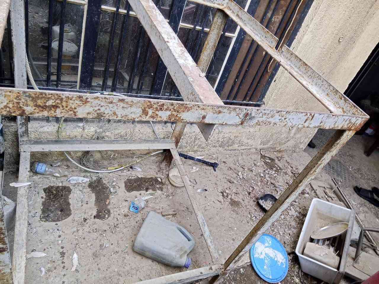 ميز مبردة حديد ثكيل جدأ أربعة يلا يشيلو ب40 بغداد شارع فلسطين رقم ***********
