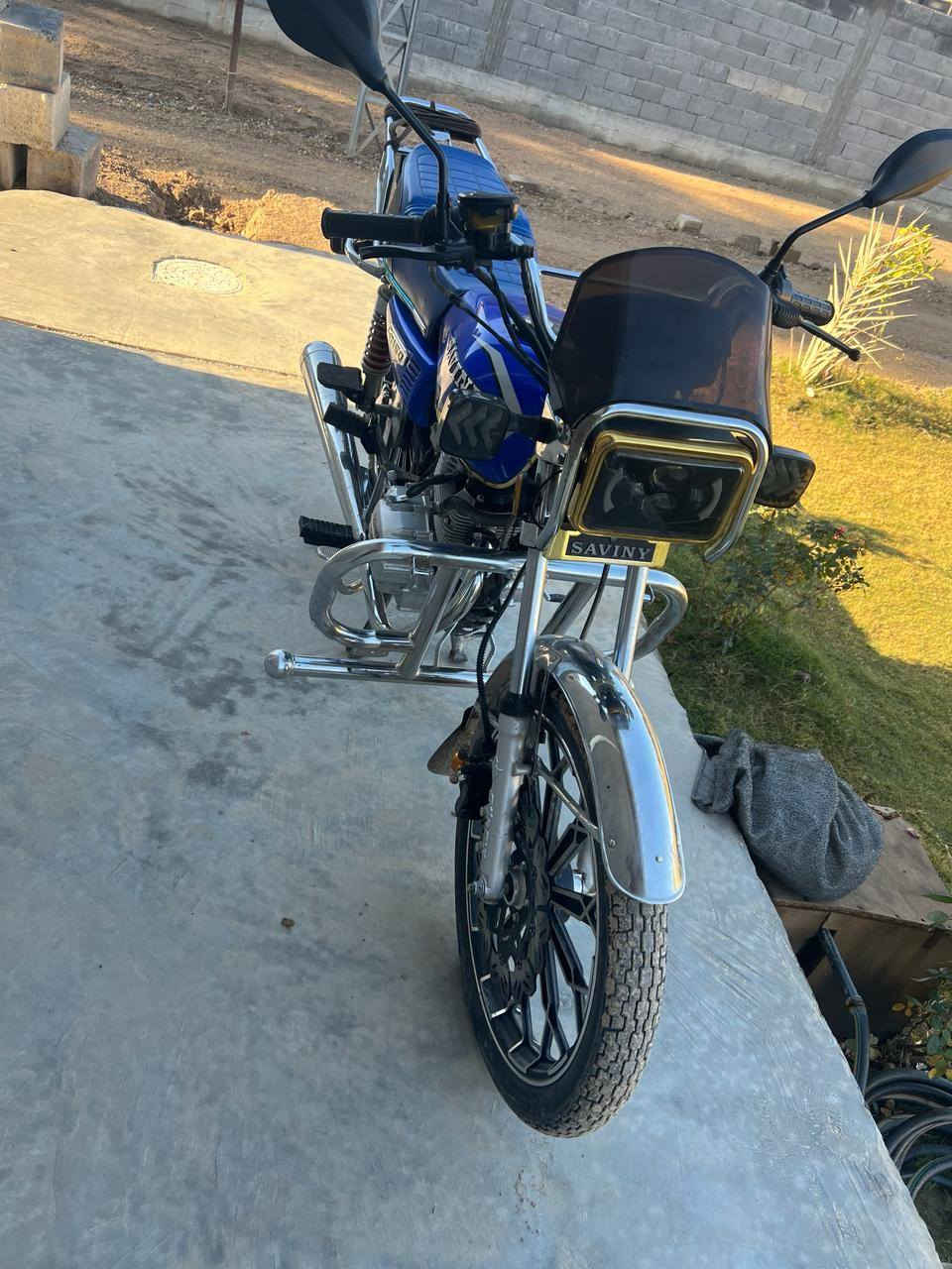 السلام عليكم دراجه سيفان موديل 2024 بيه بس منفيس فقط السعر 800 وبيه مجال مكان الصقلاويه رقم الهاتف ***********
