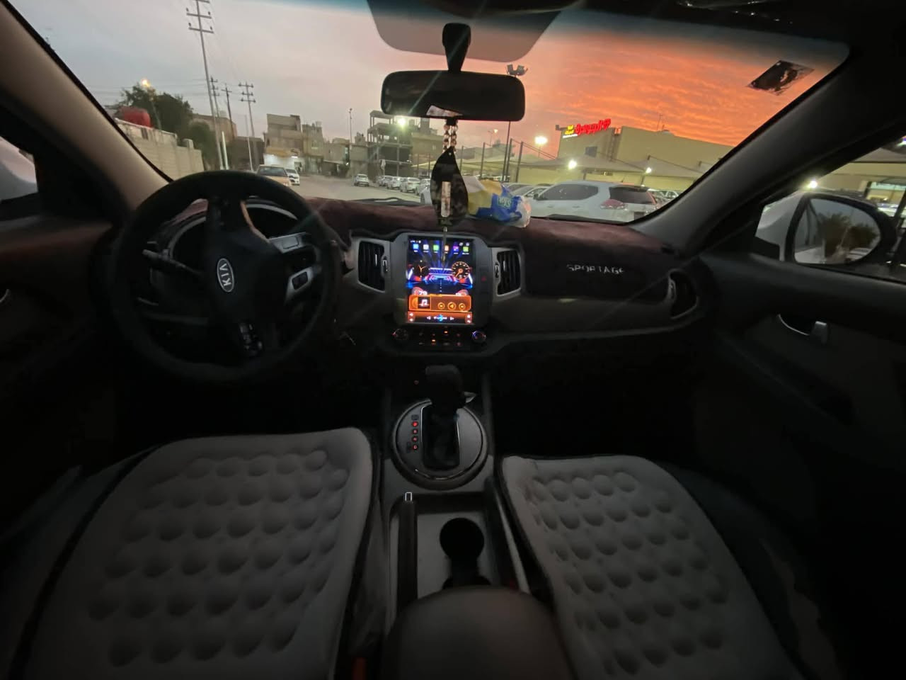 سلام عليكم 
سبورتج 2016 خليجي سياره جاهزه عل اخر شي 
سياره بيها قطع صبغ ابيع عام 
كير محرك خير من الله تخم تاير كوري جديد 
مواصفات :-
تحكم ستيرن 
حساسات خلفيه 
شاشه وكامره 
مري شفط اشاير مري 
شباج خليه لمرغوب 
سعر 128 وبيها مجال 
***********
غير متواجد عل فيس
