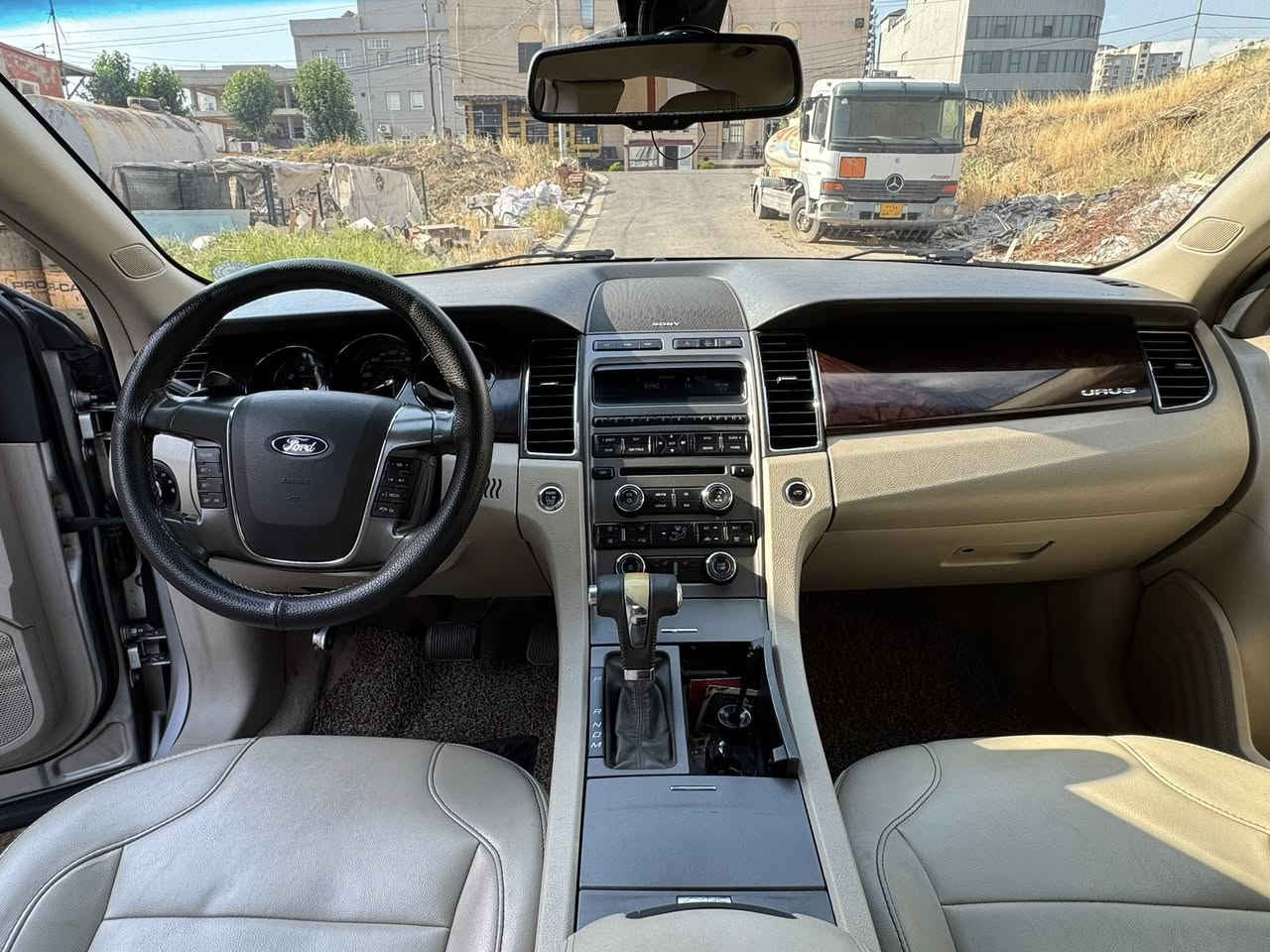 فورد تورس لمتد 2012
ضررها جاملوغ ونص باب بدون دواخل 
مكانها دهوك رقمها وسنوية جديد
سعرها 108$ وبيها مجال
للأتصال :-***********
***********
واتساب موجود
