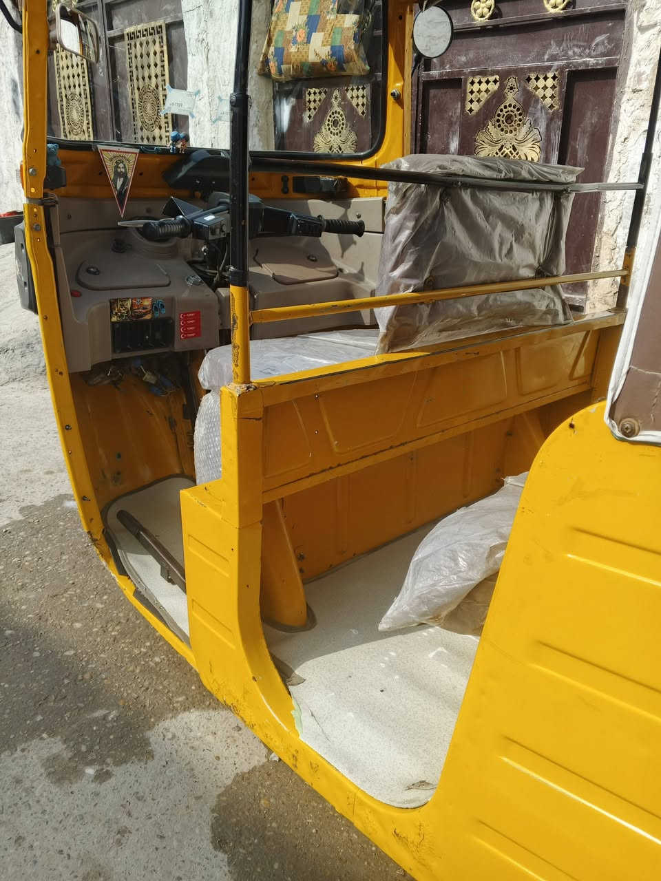 اسلام عليكم البيع تكتك ١٩ شهر ١٢ تكتك كفاله من عده دوس بعدهن مكينه مامفتوحه المكان بغداد حي النصر السعر ٦و ٧٠٠ وبيه مجال الشراي يتصل ***********
