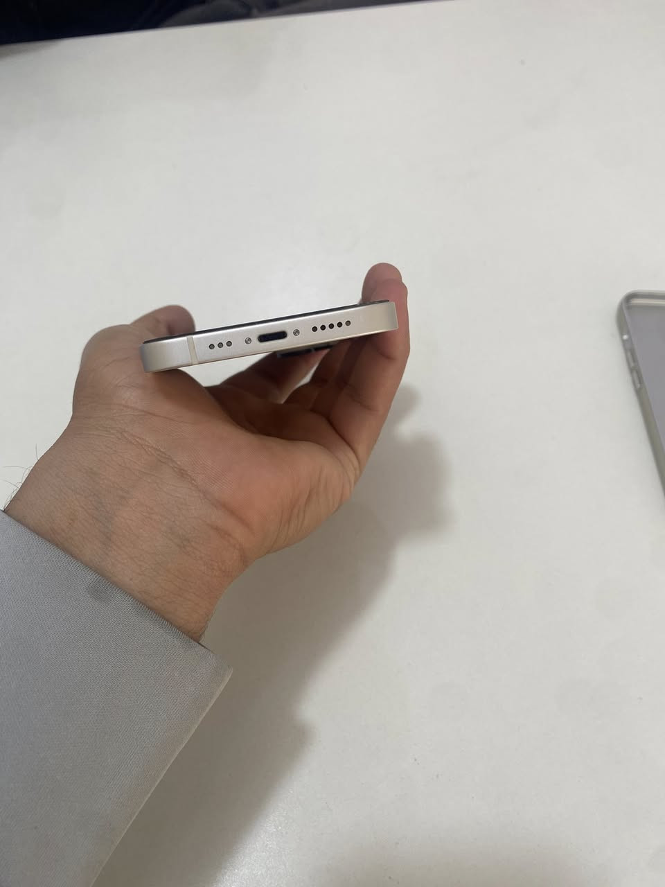 السلام عليكم آيفون 14 عادي لون ونضافة كما موضح بل صورة مبدل بطارية مال وكالة اصلية وتر بروف حالياً بطاريته 89 شحن انسا ذاكرة 128  سعرة 475الي يحب يأخذك يتصل على رقم ***********
