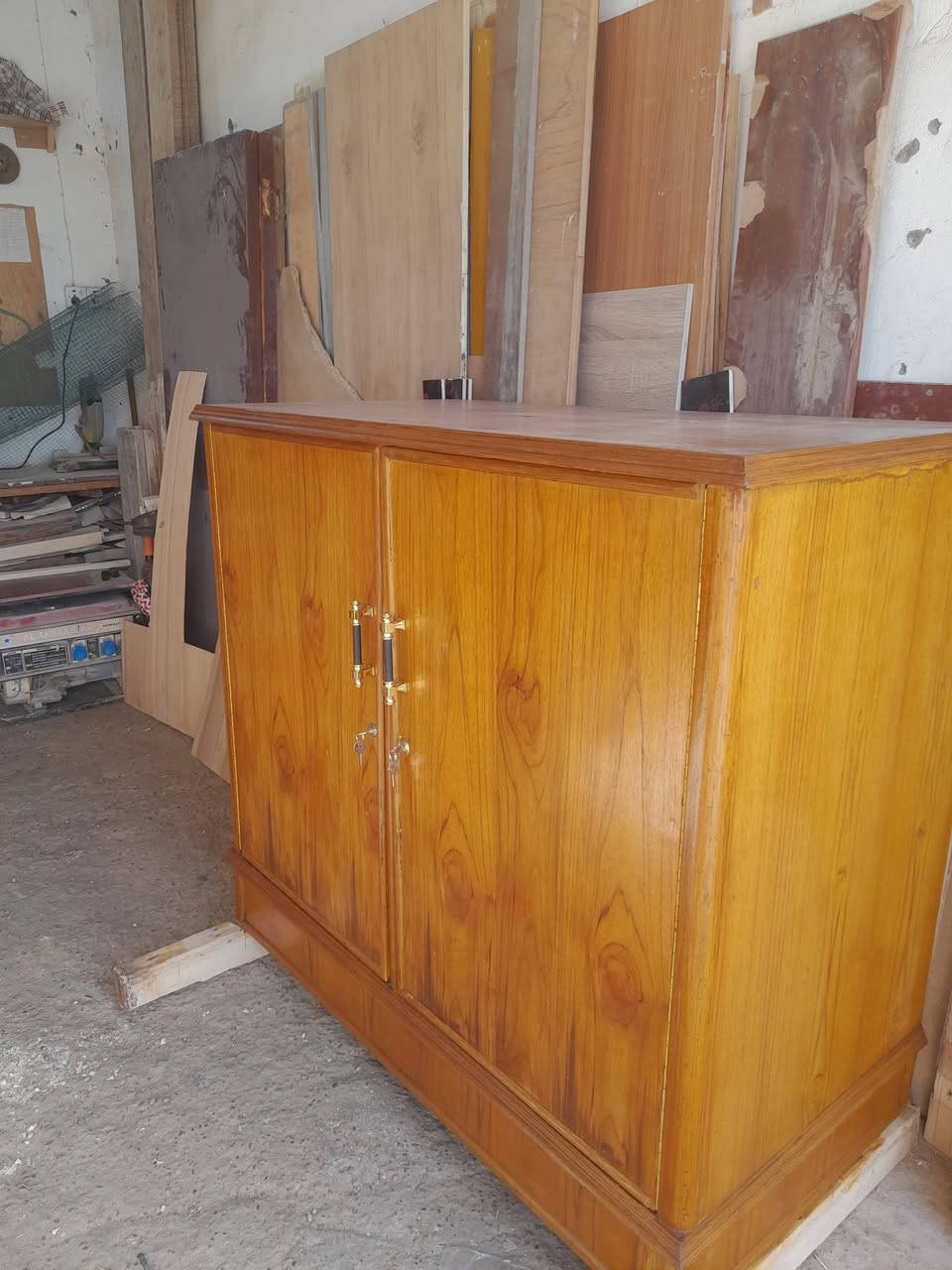 السلام عليكم بوفيه للبيع السعر ١٠٠ وبيه مجال المكان النجف الكوفه السهله شارع معمل دبس ***********
