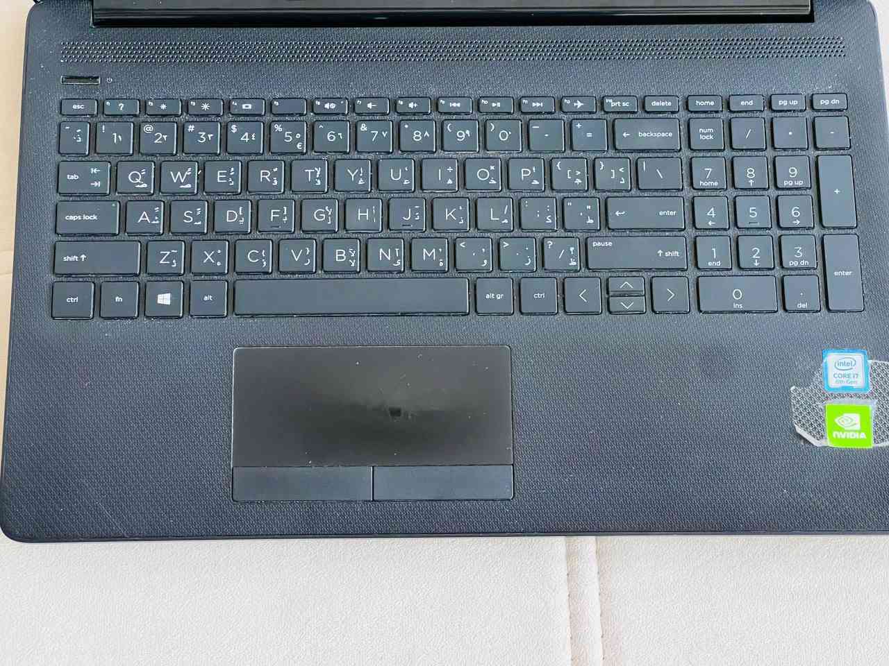 📢 للبيع لابتوب HP – حالة ممتازة
🔹 المواصفات:
المعالج: Intel Core i7‑8565U (جيل 8)

الذاكرة (RAM): 8GB DDR4 2400MHz

التخزين: Lexar SSD 240GB (سريع)

كرت الشاشة:
• Intel UHD Graphics 620
• NVIDIA GeForce MX130 – 2GB

الشاشة: 15.6″ Full HD (1920×1080)

عدد المنافذ: 
📌USB-3
📌HDML-1
📌 RAM
📌 قرص CD

✔️ بطارية جيدة 

✔️ مناسب للاستخدام اليومي وبرامج الأوفيس
✔️ مناسب للدراسة، تصفح، وأعمال التصميم الخفيفة

اللابتوب كلش نظيف وحلوو سلسل بالاستخدام مابي لا تعليك ولا اي عيب وسعره حلوو 

🛑 اذا مو شراي لا أتعبني 
💰 السعر: 460

📍 التواصل:
📱 ***********

📍 مكاني تكريت
