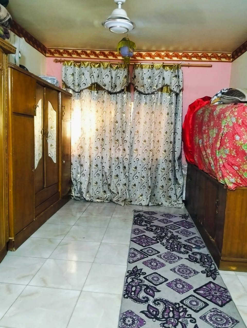 دار للبيع مساحته ١٥٧ 
٣ طوابق ٥ غرف نوم  الحسينيه منطقت الظباط قرب مطعم الامير الاسعر ١٣٠ وبيه مجال ***********
