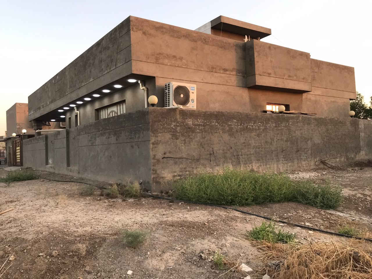 سلام عليكم اخوان
دونم للبيع سند 25 

بغداد الدورة عرب جبور قرب المستوصف الجديد 

شارع معمل الغاز

يحتوي على دار عدد (2)

كامل خدمات 

ماء اسالة +بير عدد (2)

كهرباء

انترنت

تبليط 

ملاحظة :-

بالإمكان بيع البيت الخلفي مع باقي الارض حسب طلب المشتري 

لتفاصيل اكثر الاتصال بصاحب الارض مباشرة 

***********

***********
