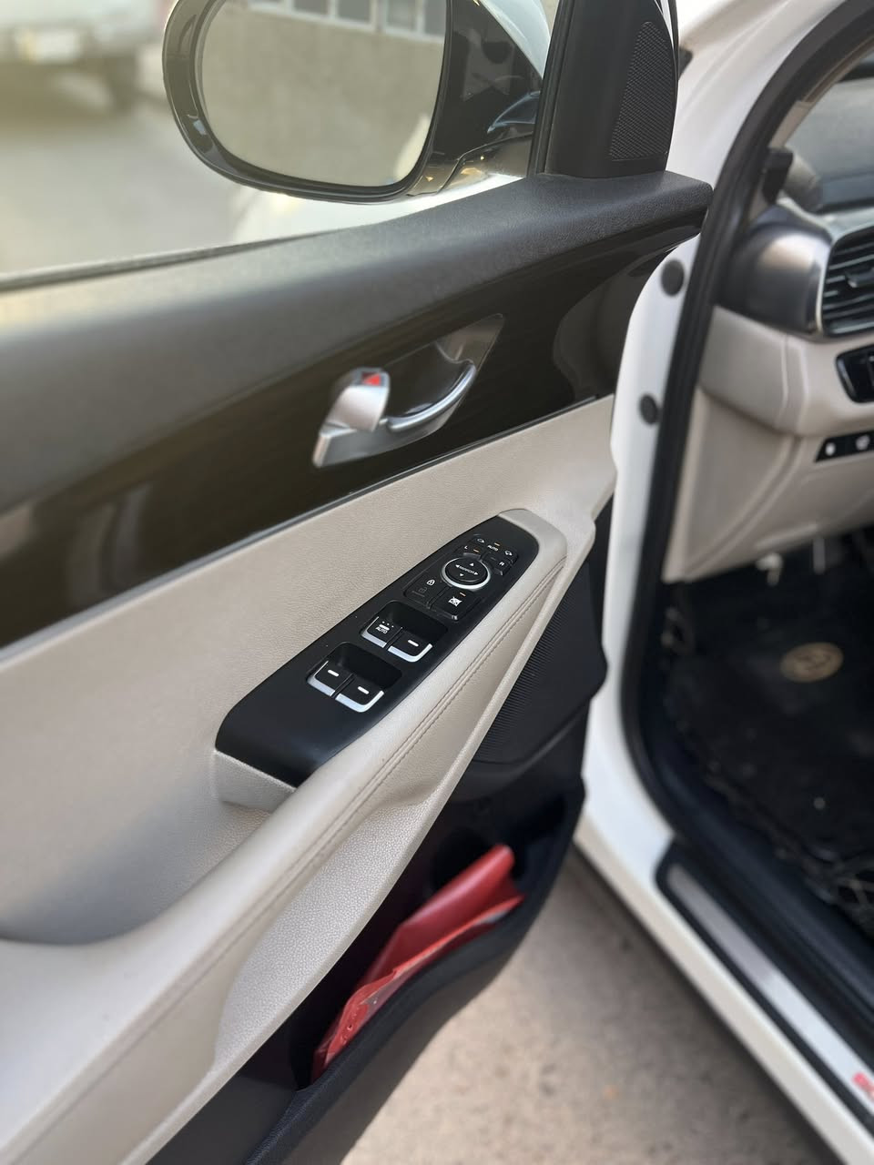 سورنتو للبيع موديل ٢٠٢٠ خليجي فول مواصفات واحد ع واحد ماشيه ٩٦ الف كيلو بيها جاملغ مبدا اصلي امامي  او حافه البنيد صبغ بيها بارد البابا الامامي الايمن و اليسر بيه شبر صبغ جاملغ خلفي سياره مال بيت جديده السعر 
$23 بيها مجال بسيط ***********
