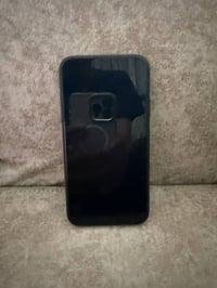 ايفون 11 للبيع نضيف الجهاز و شاشه مامكسوره بس اللمس نص الشاشه تشتغل و ...