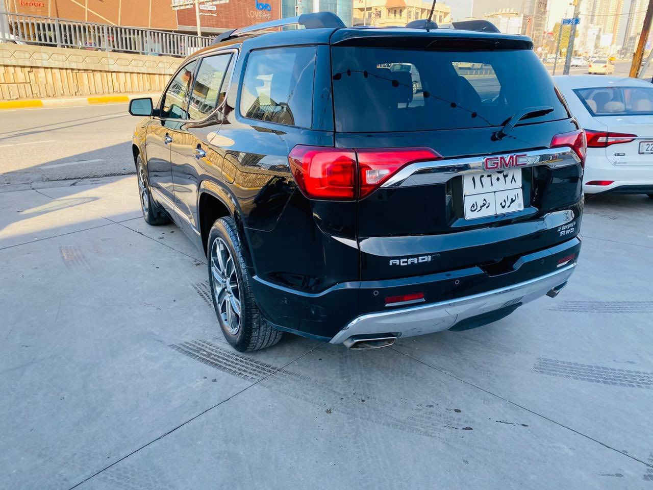 السلام عليكم 
GMC اكاديا 2018 مواصفات دينالي اعلى فئة 
للبيع او مراوس ب اكاديا دينالي او at4 موديل 2023 او اعلى و انطي فرق
ممشة 170 الف كيلو 
الصبغ بس من البوند الخلف حيل قليل و بجم كبس 
مواصفات دينالي فول 
محرك 6 سلندر 3.6 
فور ويل 
كشنات كهرب تبريد و تدفئة لكشن السايق و الراكب 
7 راكب و كشنات جلد لون اسود 
تشغيل بصمة 
السيارة حيل نظيفة و مصروف عليها
وارد أمريكي 
رادار امامي و خلفي 
نقط عمياء
حساسات امامية و خلفية
تحديد مسار و كروز كونترول
أنظمة قيادة: snow , sport , tow/haul
فتحة سقف بانوراما
شاشة تدعم ال apple CarPlay و android auto 
كامرات 360 درجة 
ذاكرة حفظ للكشنات و المرايات 
باب صندوق كهرب 
مرايات كهرب
نظام توفير وقود start/stop
نظام صوتي Bose 
السعر 190 و بيها مجال 
التواصل خاص او هذا الرقم: *********** و بيه واتساب
