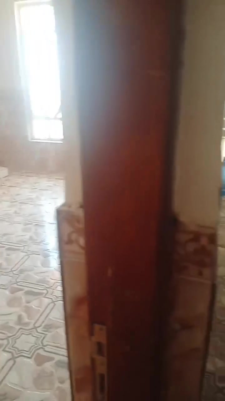 مشتمل للايجار طابق ثاني بل قطاع بشارع الهلال لحمره يحتوي على صحيات وحمام وعدد ثنين غرف نوم ومطبخ وصاله وصطح كبير المساح 125الستفسار التصال على رقم ***********
