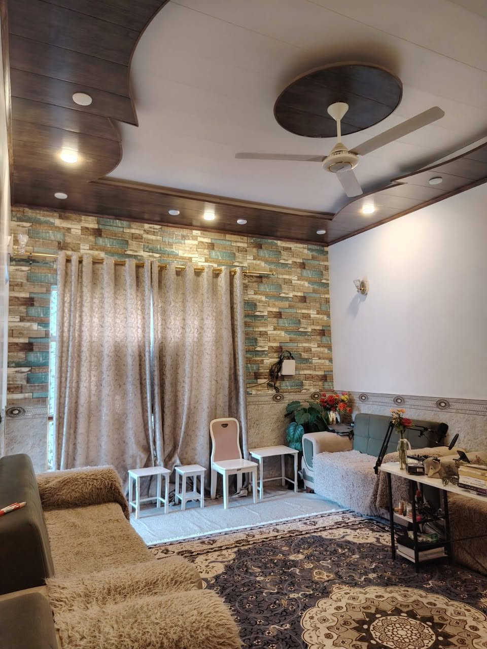 بيت للبيع طابو زراعي سند 25مشمول بلقرار ركن مساحته 240متر 
بي ثلاث محلات ع الشارع 
يحتوي على غرفتين وصالة واستقبال ومطبخ حار وبارد وحديقه خارجيه وصحيات داخلي وخارجي بناء طابوگ 
صب كونكريت مسلح بناء درجه اولى وجديد 
مكانه ابو صخير نهايه شارع الاطفاء ع الشارع 
قرب معمل ماء الساقي *********** للتواصل الاتصال
