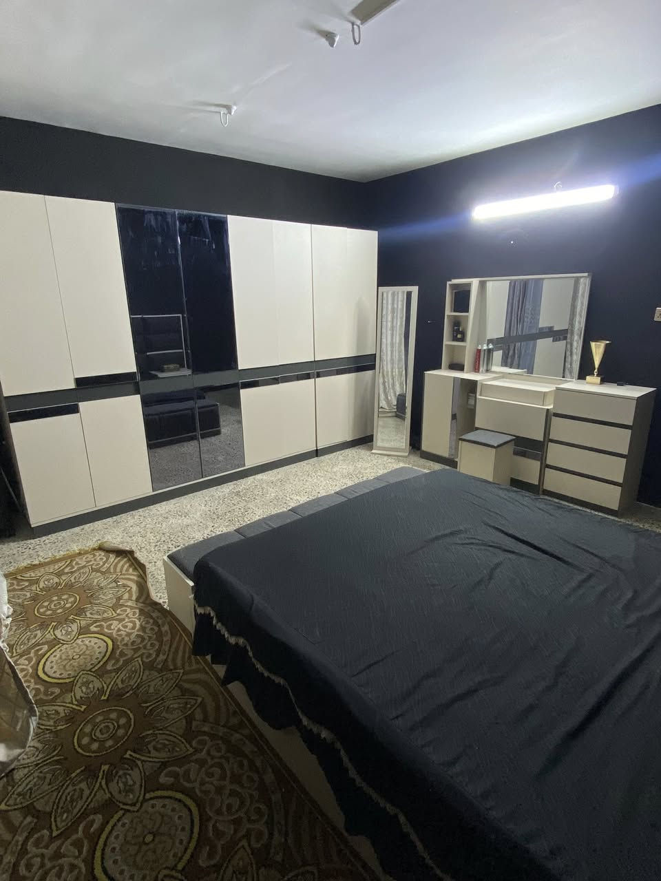 السلام عليكم
غرفة نوم تركيه درجة اولى للبيع  اشتريتها قبل 4 اشهر 
غرفة كاملة ودرجة النظافة 95‎%‎ الغرفة احلى من اللي موجود بالصور كل المرايا جديدة بدون اي ضرر غرفة جاهزة وكاملة وجديدة 
السعر مليون و700 مكان الغرفة بغداد حي العامل
للاتصال على الرقم 
***********
