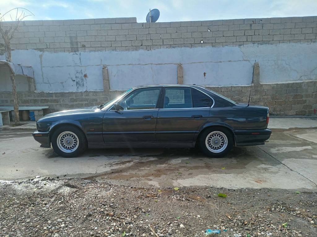 سلام عليكم bmw موديل 1994 525  كبس بيلادي توماتيك رقم دهوك جديد بسمي 
 سنوية الى شهر6/ 2030
هزة الى شهر2026/7
 جمات كهربائي دابل برشوت
طقم ويل جديد تايت جديد تبريد مركزي ثاج
طقم تيرات جددد
السيارة عام جملية 
داخل جلد كلش نضيف
شاشة ايباد 
بيها طربة خفيفا باب السيق كلش خفيفة عنوان اربيل أربيل, العراق


**إذا كنت صاحب هذا الإعلان وتريد حذفه لأي سبب، رجاءا أرسل رسالة إلى الدعم الفني**