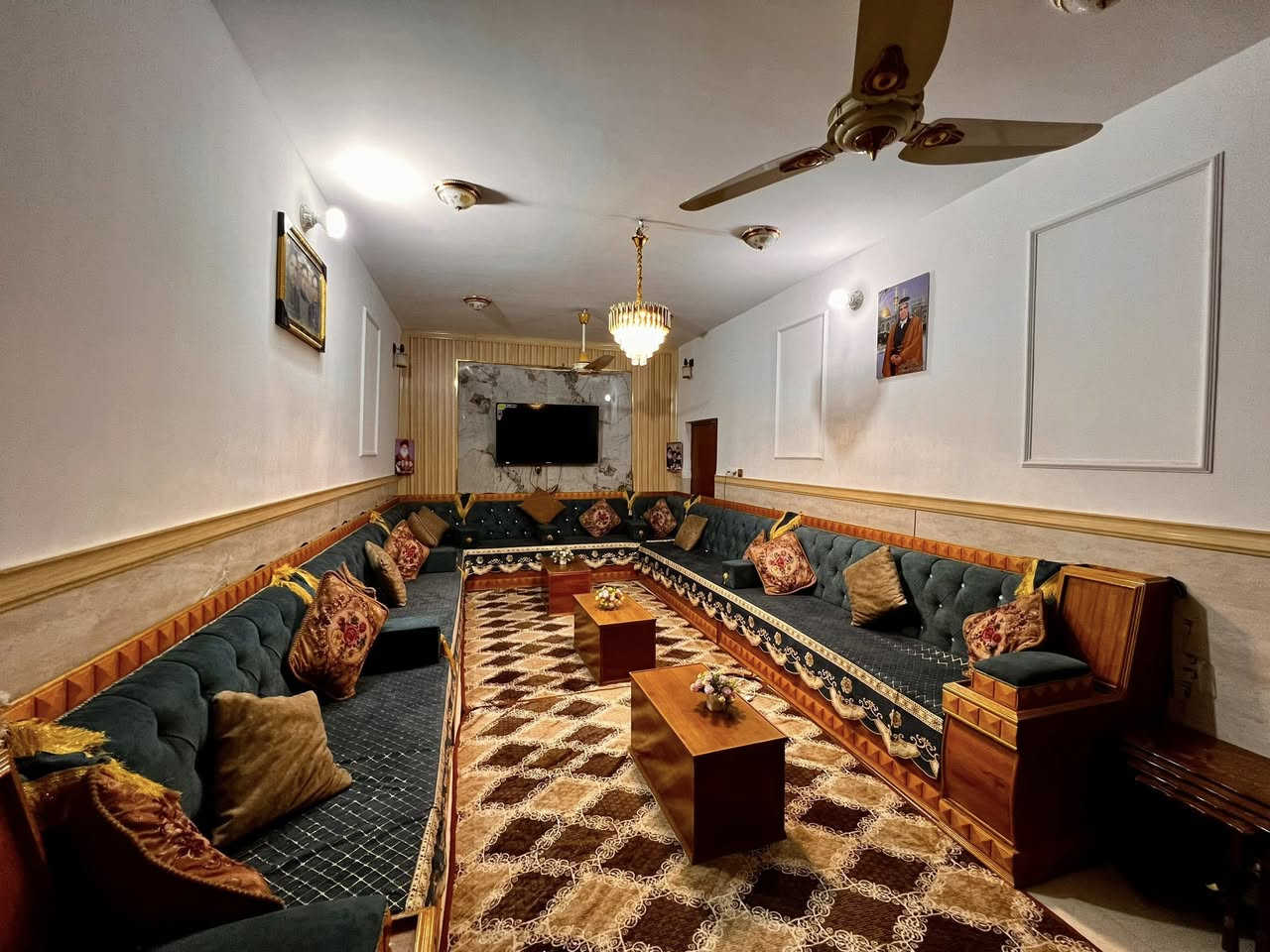 السلام عليكم 🤍
دار للبيع مساحة ٢٢٠متر طابو صرف موقع الدار بين شارع طه وشارع الوسطاني مقابيل المنتزه الي على الشارع العام يتكون البيت من غرف نوم عدد ٣ وصاله ومطبخ واستقبال وصحيات داخليه وخارجيه وكراج سيارة وحديقة للاستفسار الاتصال على الرقم المذكور *********** /***********
السعر ١٤٥وبيه مجال قليل
