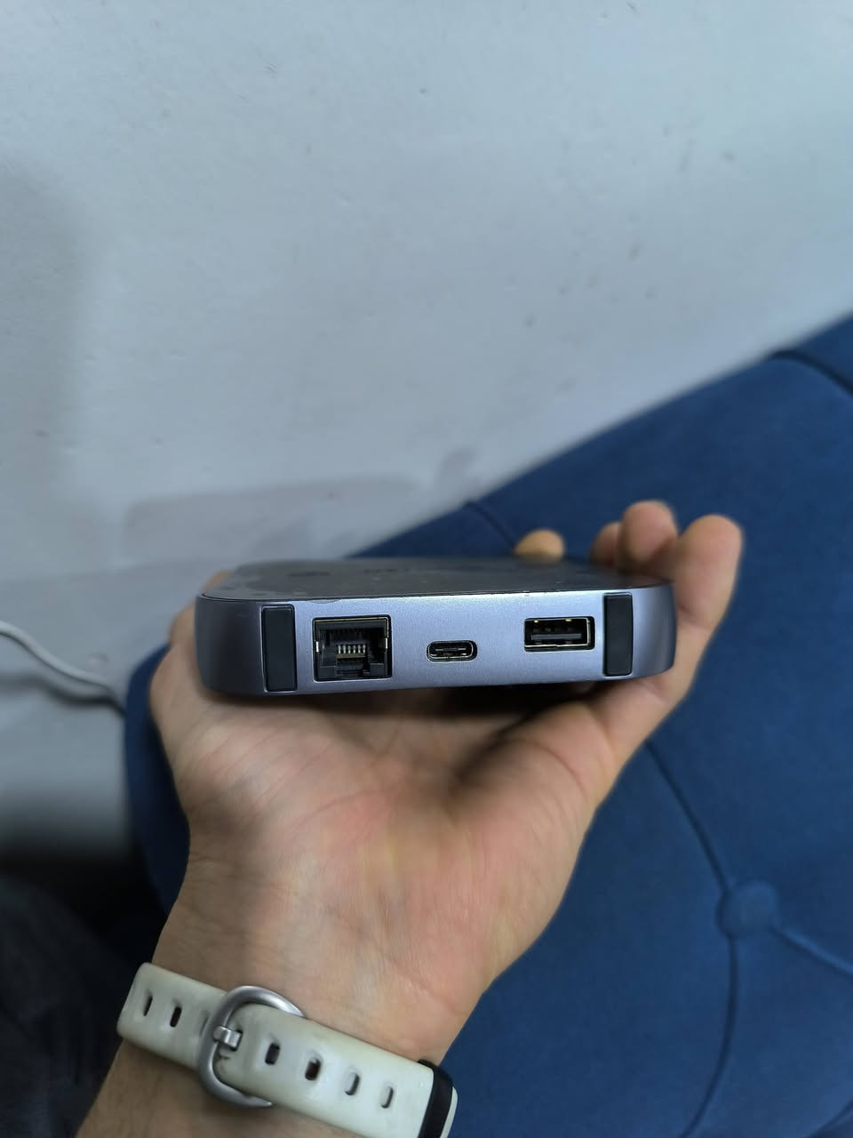 نعم، الجهاز الموجود في الصورة هو راوتر متنقل من طراز NETGEAR Nighthawk M1 (الموديل MR1100). يشتهر هذا الجهاز بكونه أحد أوائل أجهزة الراوتر المحمولة التي تدعم سرعات شبكة الجيل الرابع (4G LTE) من فئة جيجابت..

الميزات والمواصفات الرئيسية

السرعة: يوفر سرعات تنزيل قصوى تصل إلى 1 جيجابت في الثانية وسرعات تحميل تصل إلى 150 ميجابت في الثانية.

الاتصال: يدعم تقنية Cat. 16 LTE Advanced Pro وتجميع الناقلات رباعي النطاق (4-band Carrier Aggregation). يمكنه توفير اتصال إنترنت آمن لما يصل إلى 20 جهازًا عبر شبكة الواي فاي في وقت واحد.

البطارية: يحتوي على بطارية ليثيوم أيون قابلة للإزالة بسعة 5040 مللي أمبير في الساعة، والتي توفر ما يصل إلى 11 ساعة من الاستخدام المتواصل، ويمكن استخدامها أيضًا لشحن الأجهزة الأخرى عبر ميزة JumpBoost.
سعر 60 الف ***********
