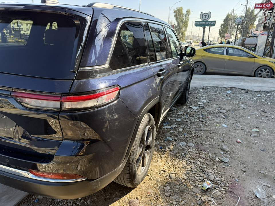 مستعجل على بيع جيب كراند شيروكي هايبرد موديل 24 الون نيلي بيها صبغ جاملغ امامي وتبديل ابوب اثنين نفس الون ماشيه 29 الف ايرباك راجع ستتم بدون رقم تترقم شمالي فقط بشرط من الدعاميه للدعاميه الأتصال ***********
