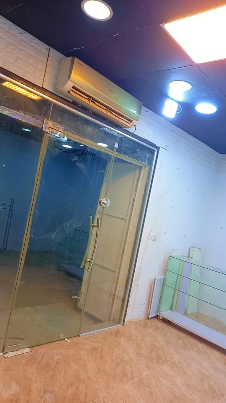 السلام عليكم محل للبيع سر قفليه ركن
مجاور محلات الحاج زياد الدبس 
جامخانه زجاجيه عدد ٢ 
فاترينه زجاجيه عدد ٢
سبلت طنين ونص 
ميز مكتبي مع كرسي 
داخل المحل سقف ثانوي مع بنكات 
للستفسار اتصل على الرقم 
***********
