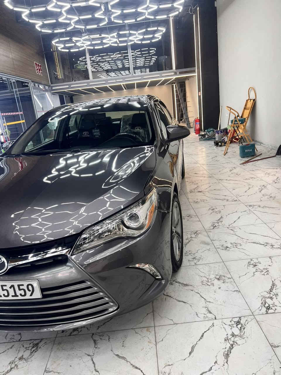 سلام عليكم مرخصت الادمن كامري 2016 SE البيع سياره بسمي تحول ثاني يوم سياره بيه ضربه بمج وجملغ خلفي مابيه دواخل سياره  ماشيه بل 300 الف محرك 2500 لا تنقص ولا شي كير تمام 
سياره تاخذه متصرف عليه هواي يردله كم شغله وصورت سونار مرفقه بل منشور سياره رايده 135 وبيه مجال ال طيبين رقمي متواجد وتساب تصال ***********
