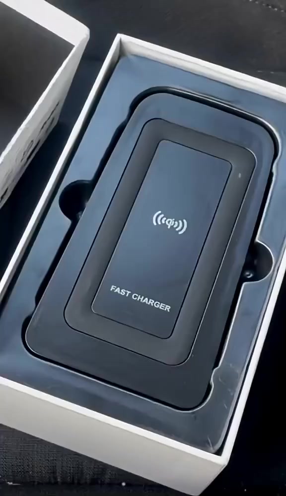 شاحن سيارة لاسلكي مخصص لطرازات فولفو (مثل XC90، XC60، S90، V90، S60، V60). 
نوع المنتج: لوحة شحن لاسلكي سريع للسيارة.
القدرة: يصل إلى 15 واط، أو 10 واط بحسب الموديل.
التوافق: مصمم ليتناسب مع كونسول سيارات فولفو المحددة.
المميزات: شحن سريع وآمن، ويدعم معيار Qi للشحن اللاسلكي

السعر : ١٧ الف.
للاستفسار: ***********
