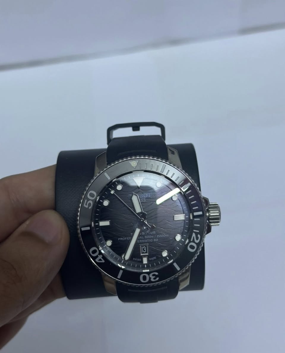 ساعه tissot للبيع
الاسم : Tissot Seastar Professional 2000
اللون : اسود 
ابعاد الساعه : حجم الساعه 46mm ,عرض السير 22mm , سمك الساعه 16,25 mm ، طول السير 194mm 
الليه التشغيل : اوتوماتك 
نوع السير : مطاط 
مقاومه للماء حتى عمق 600m متر 
مقاومه للضغط تصل ل 60 bar
الساعه كامله الملحقات بدون نقص 
الساعه جديده فقط مفتوحه من الكارتون و بدون ملسقات و تغليف
السعر : 650$ مع مجال بسيط للعمله 
تفاصيل اكثر موضحه كامله بالصور 
للتواصل او الاتصال على الواتس اب 
***********
و شكراً
